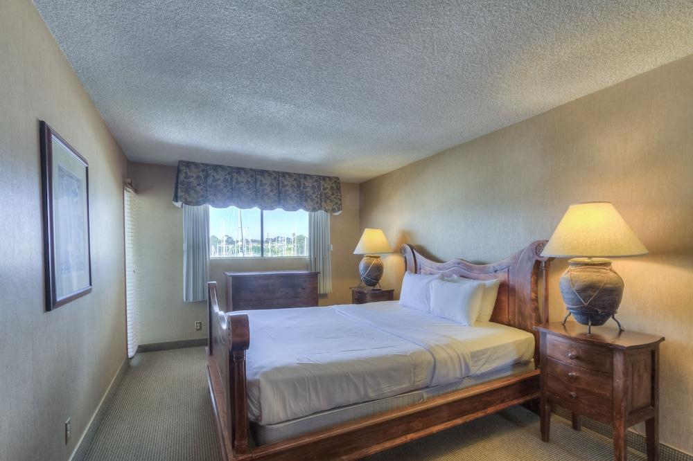 Oceanside Marina Suites photo 5