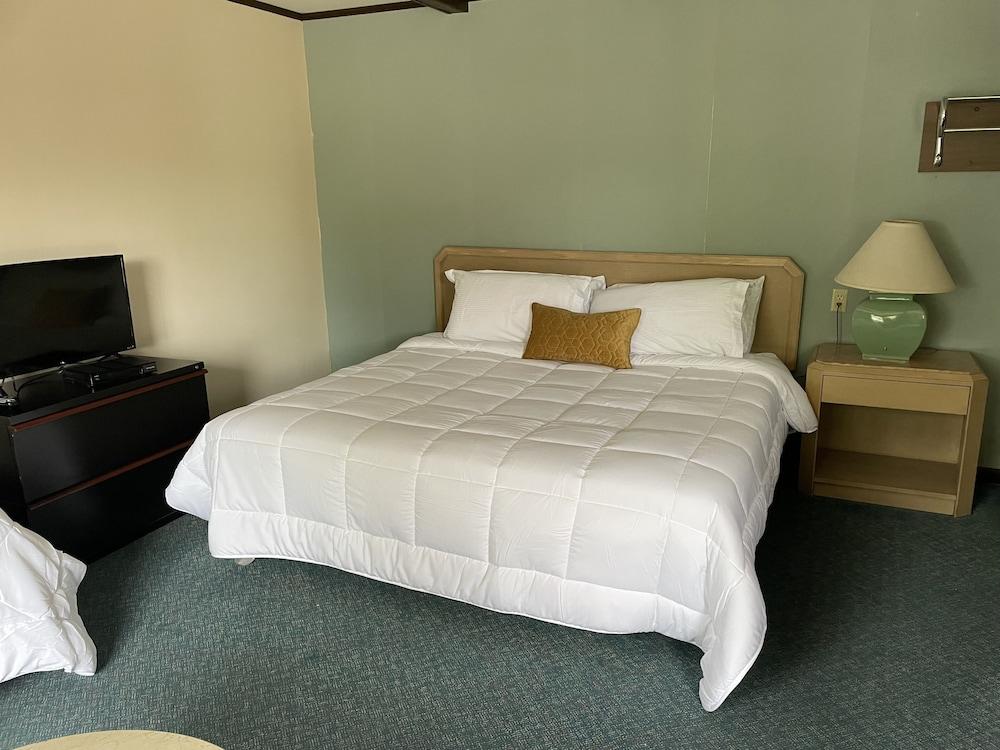 Gatehouse Motel photo 26