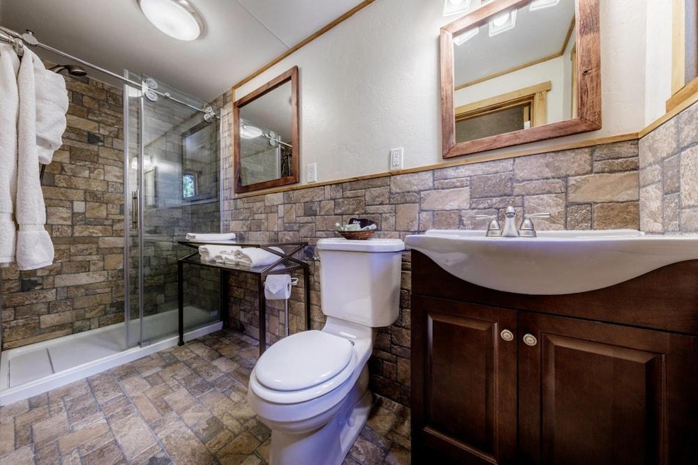 Stone Lizard Lodging photo 56