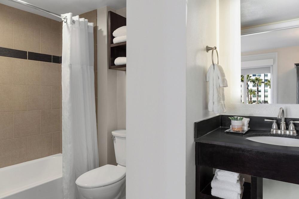 Peacock Suites photo 29