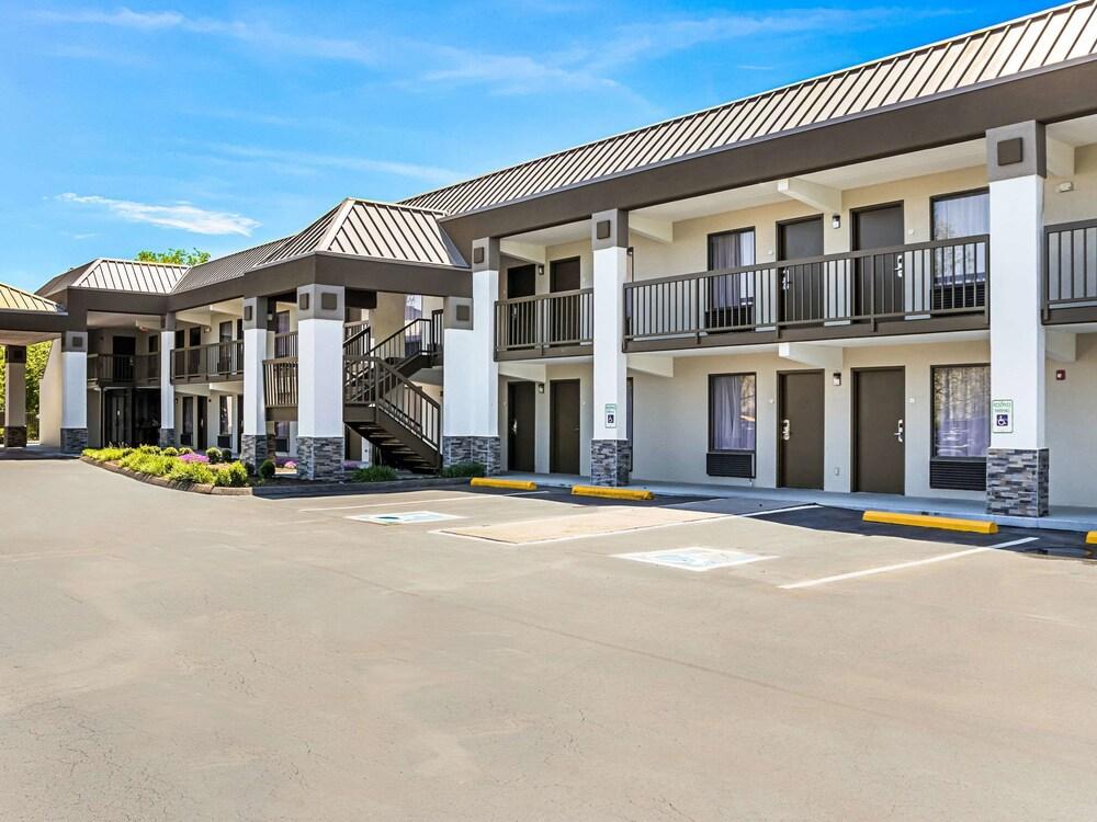 Farragut Inn & Suites photo 26
