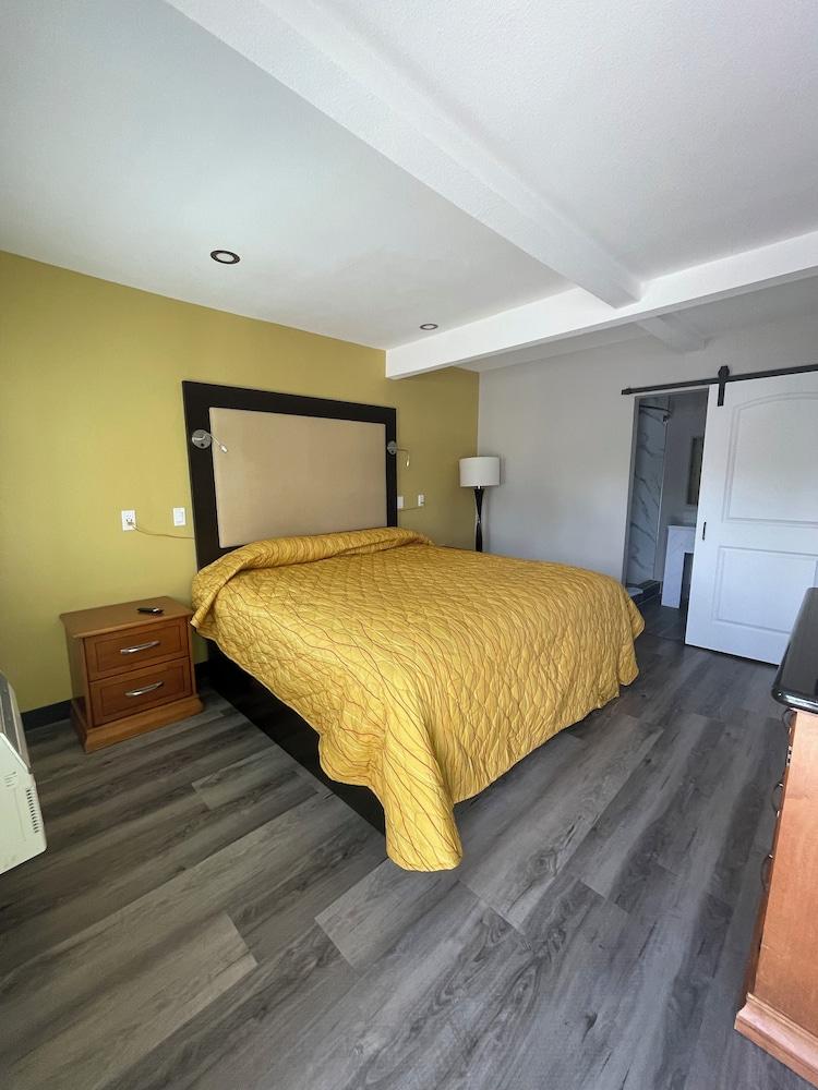 Stadium Inn & Spas photo 4