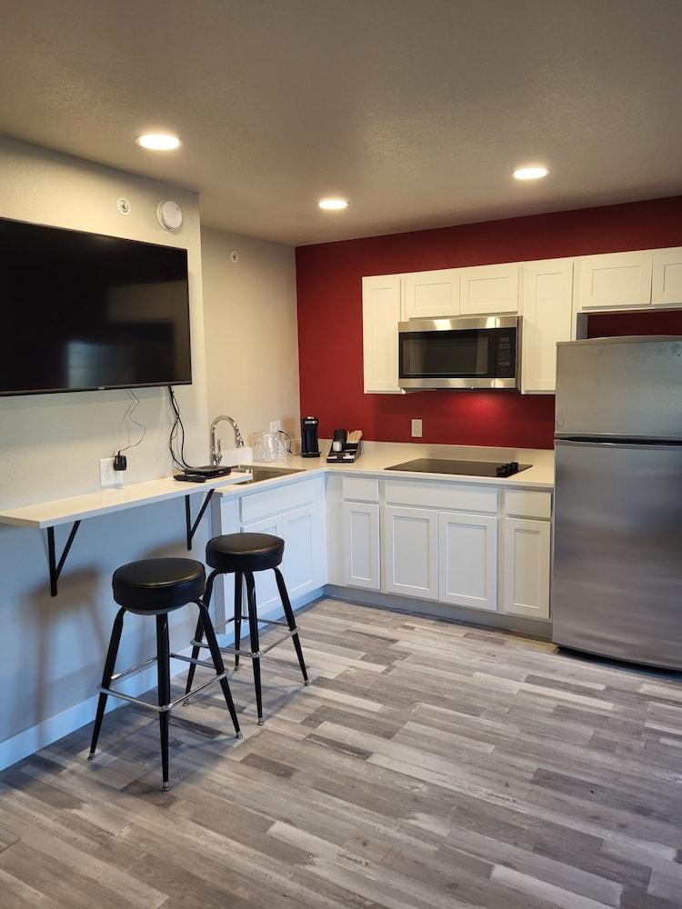 Red Fox Inn and Suites photo 12