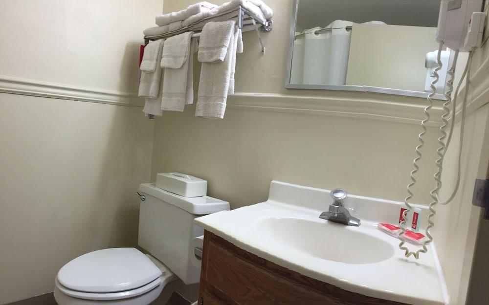 Econo Lodge Reading Airport photo 26