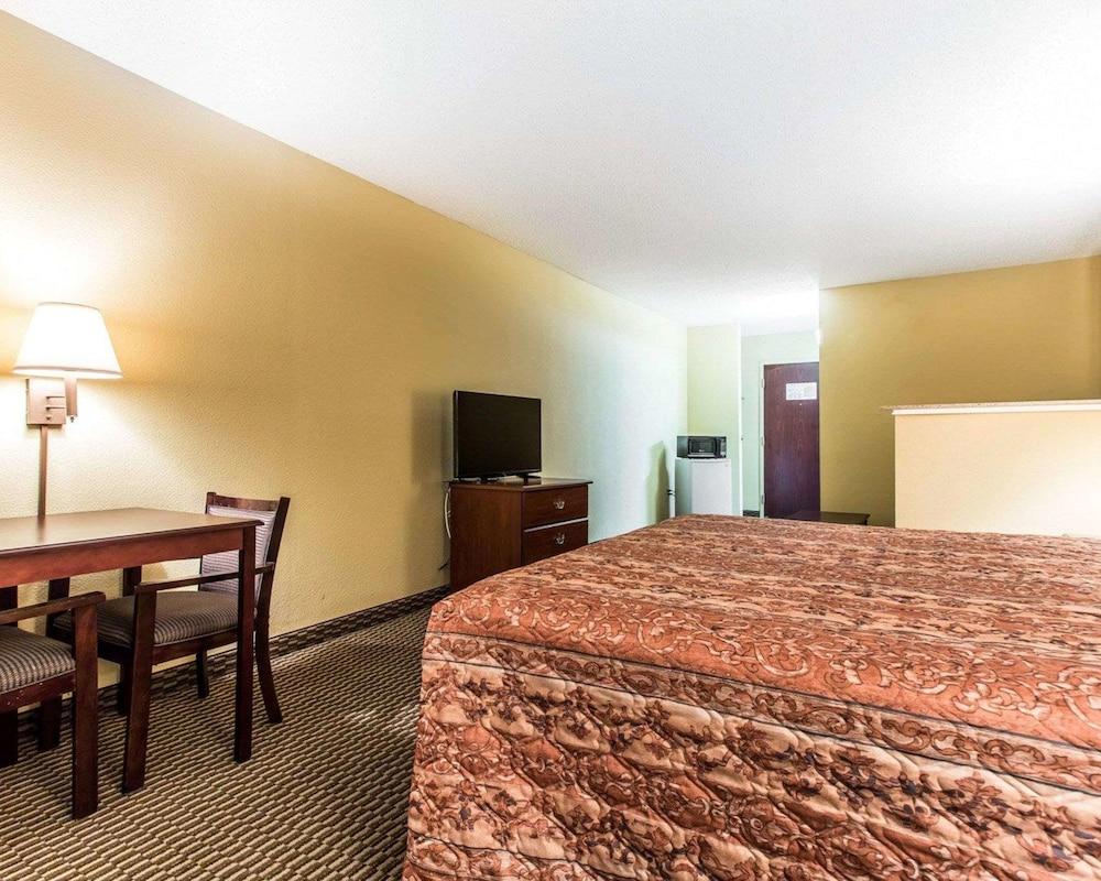 Country Hearth Inn & Suites photo 21
