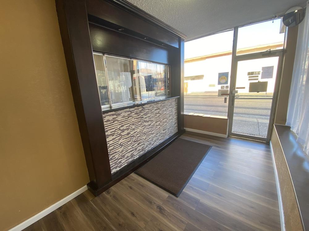 Red Carpet Inn & Suites photo 2
