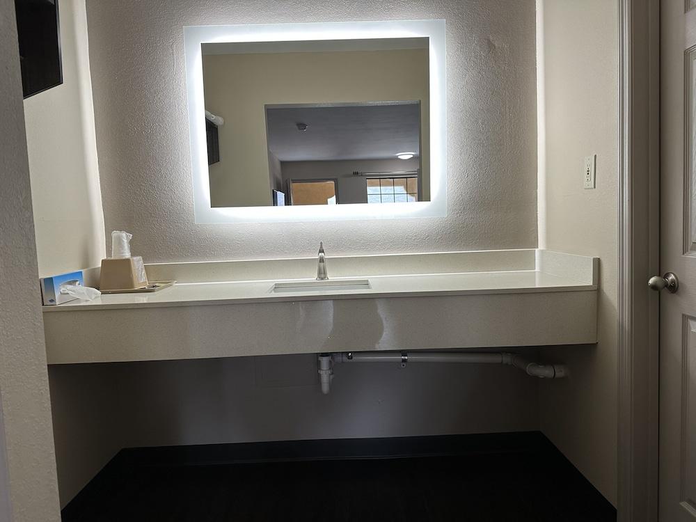 Express Inn & Suites photo 21