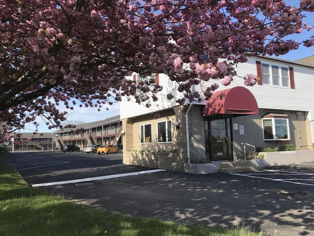 Hyannis Host Inn photo 12