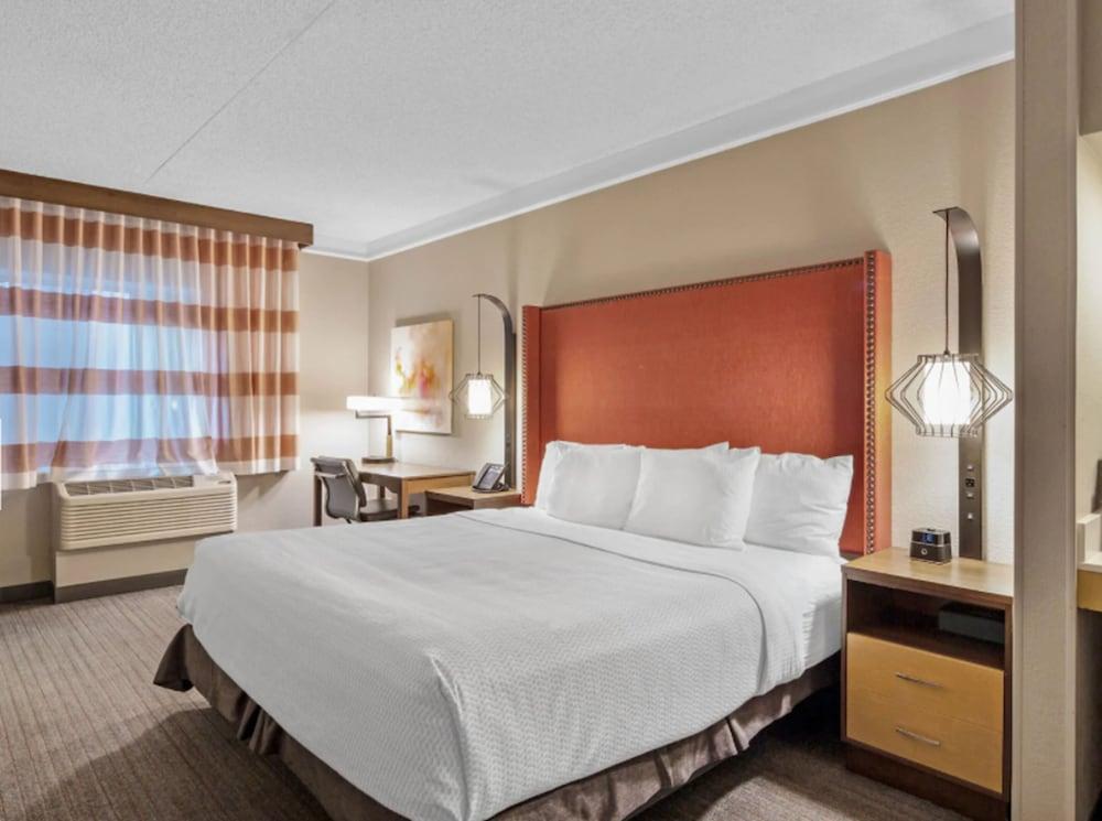 La Quinta Inn & Suites by Wyndham San Francisco Airport N photo 3
