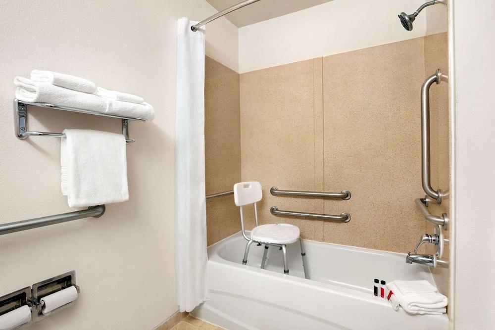 Microtel Inn & Suites by Wyndham Culpeper photo 11