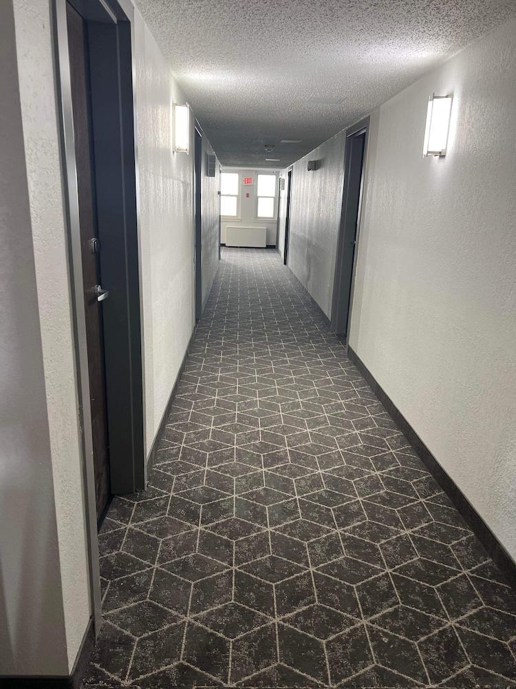 Days Inn by Wyndham Manitowoc photo 18