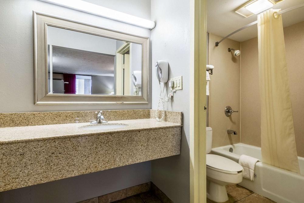Econo Lodge Seymour photo 32