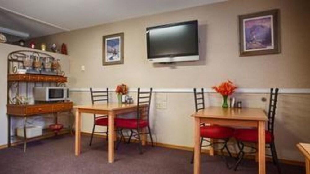 UBar Inn & Suites photo 7