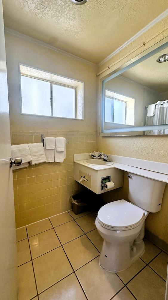 Atrium Inn photo 9
