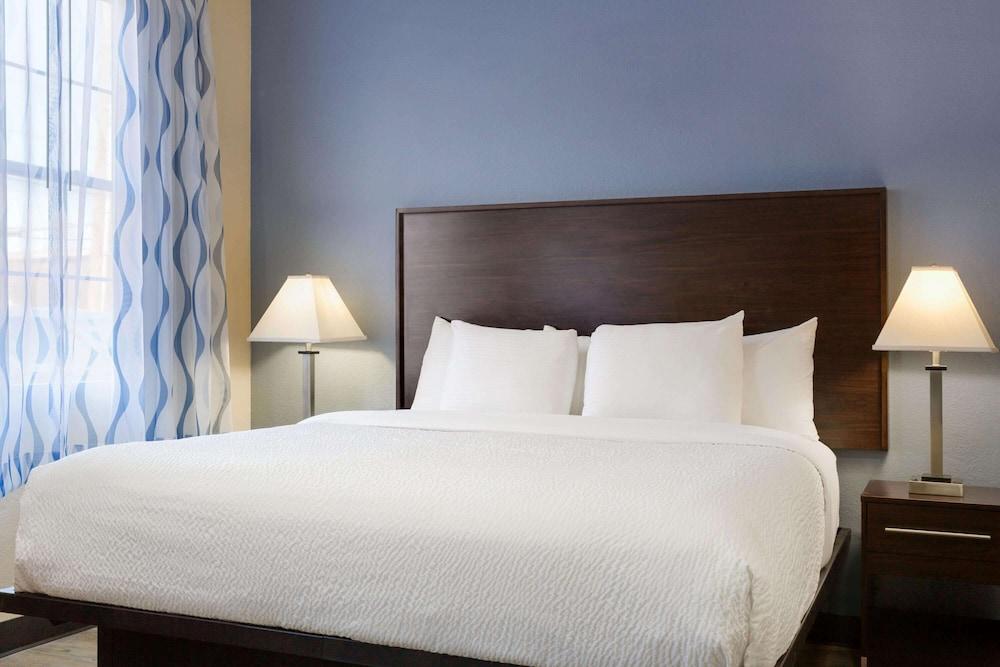 Days Inn & Suites by Wyndham Euless DFW Airport South photo 38