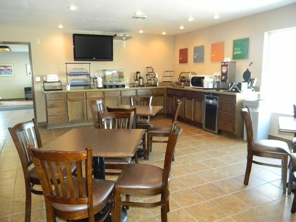 Boarders Inn & Suites by Cobblestone Hotels - Munising photo 20