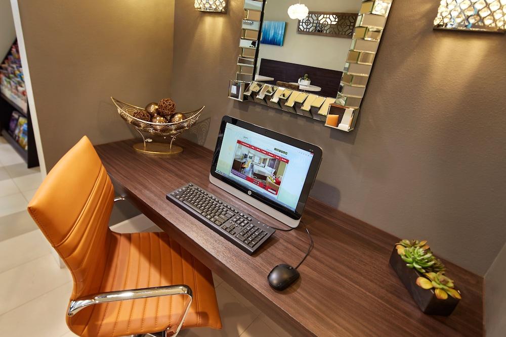 Eden Roc Inn & Suites photo 13