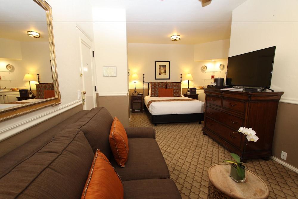 Cypress Inn photo 36