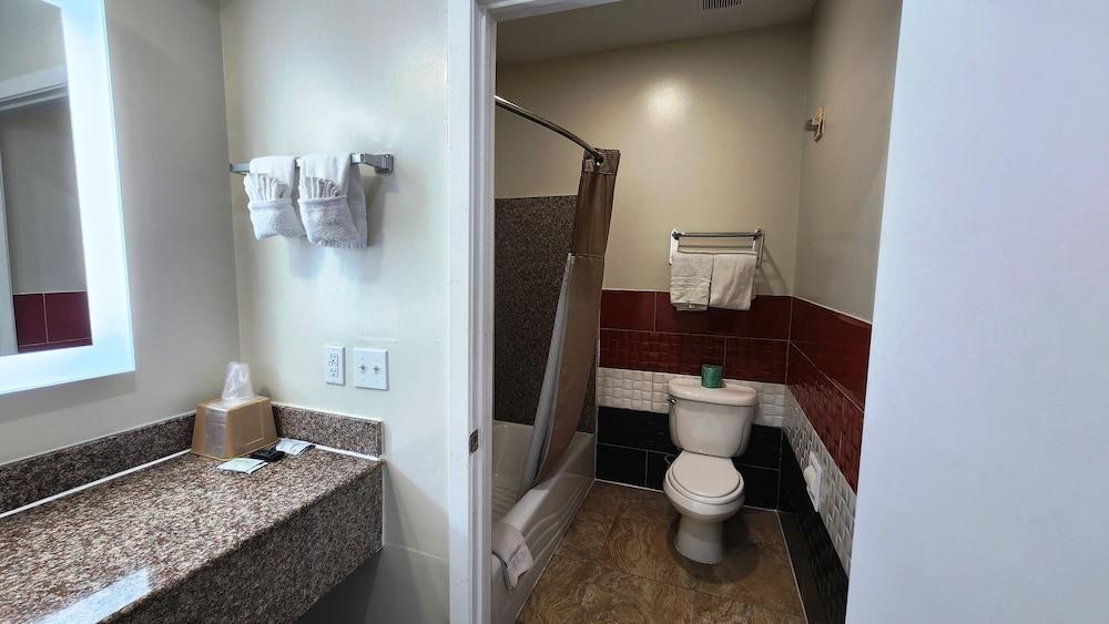 Scottish Inns & Suites Sam Houston Pkwy photo 24