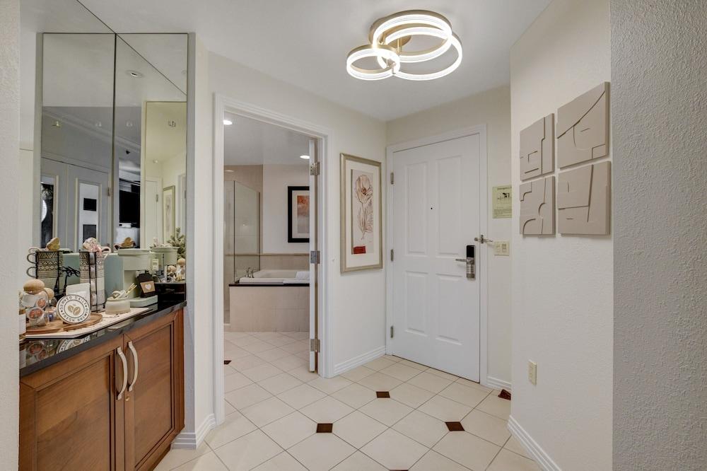 Premium Suite w/balcony at The Signature photo 61