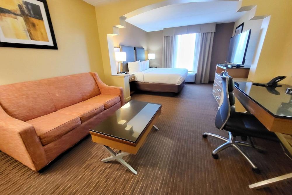 Wingate by Wyndham Greensboro/Coliseum photo 21