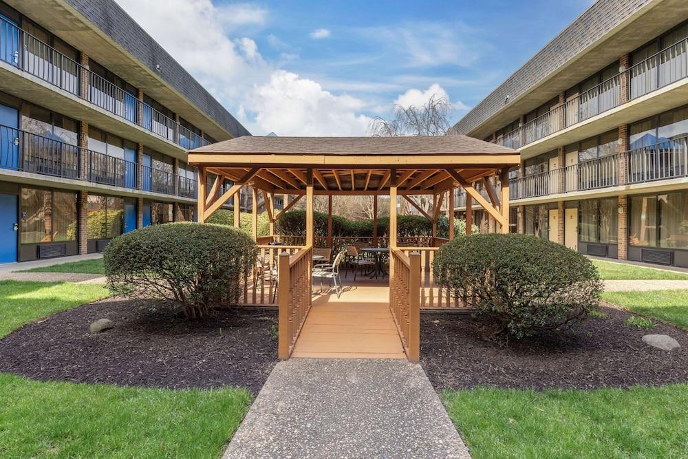 Suburban Studios Tysons Corner photo 20