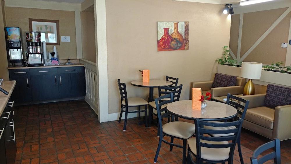 Americas Inn photo 18