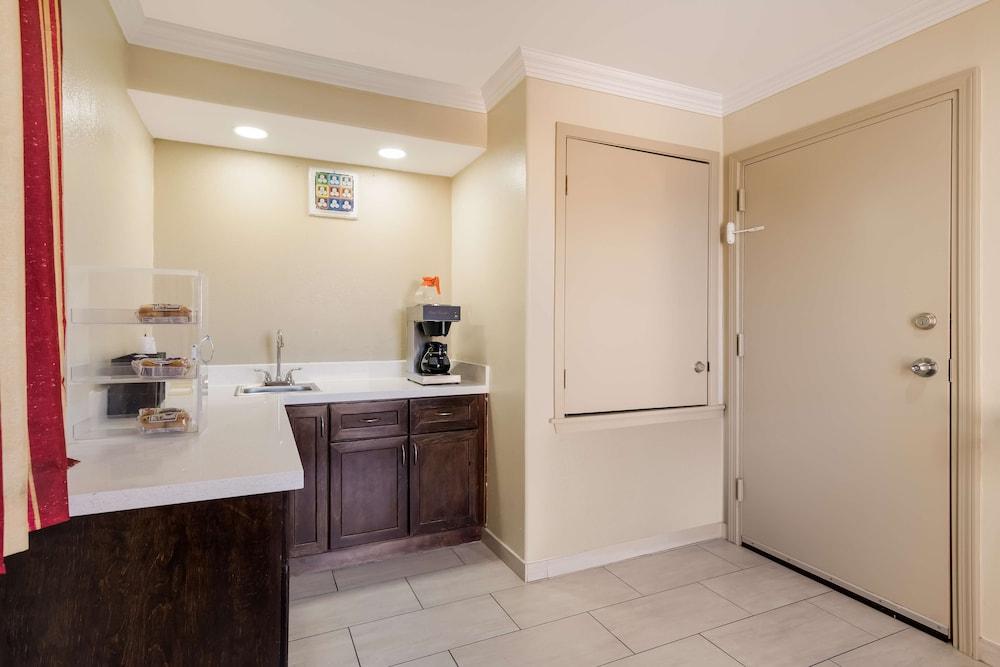 Americas Best Value Inn Houston Heights at I-45 photo 2