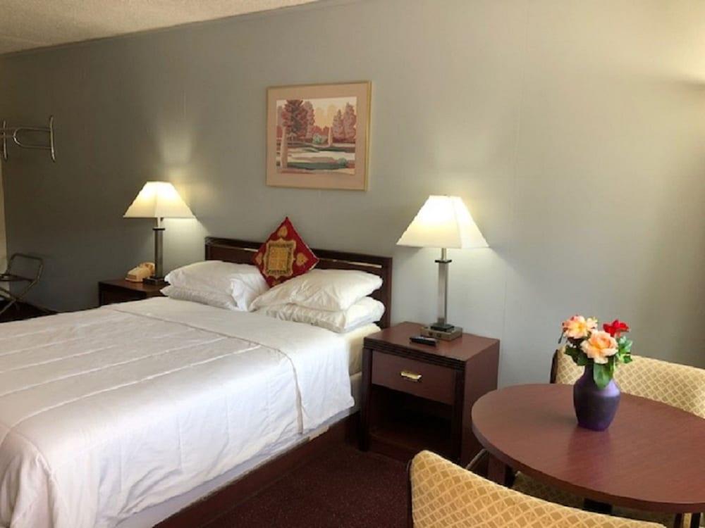 Pine Needles Inn photo 16