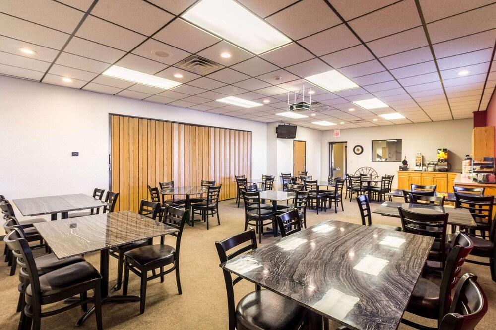 Econo Lodge Valley City photo 35