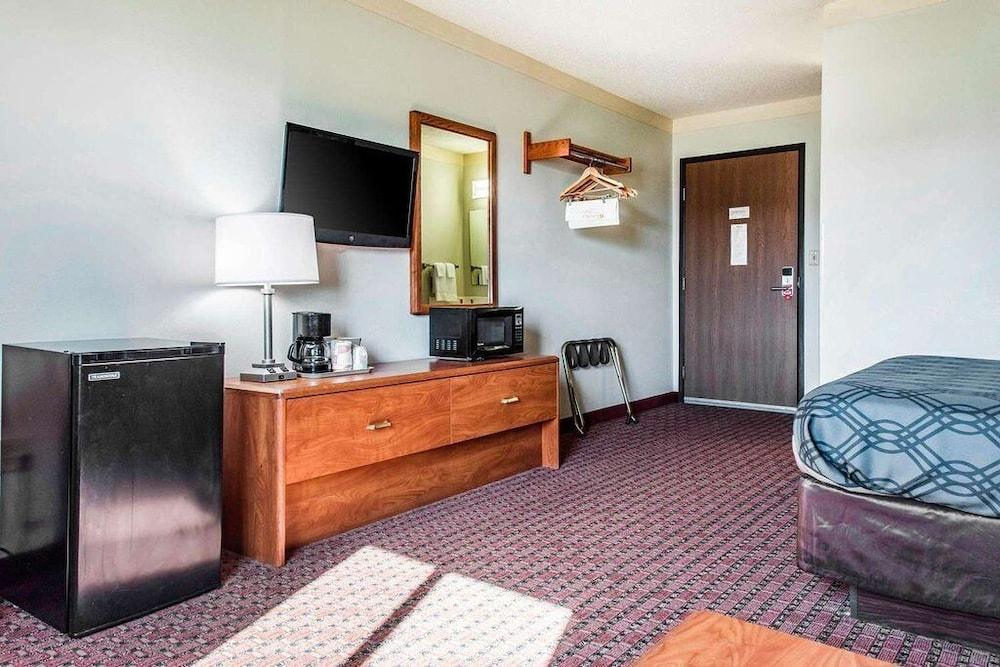 Travelers Lodge & Suites photo 3