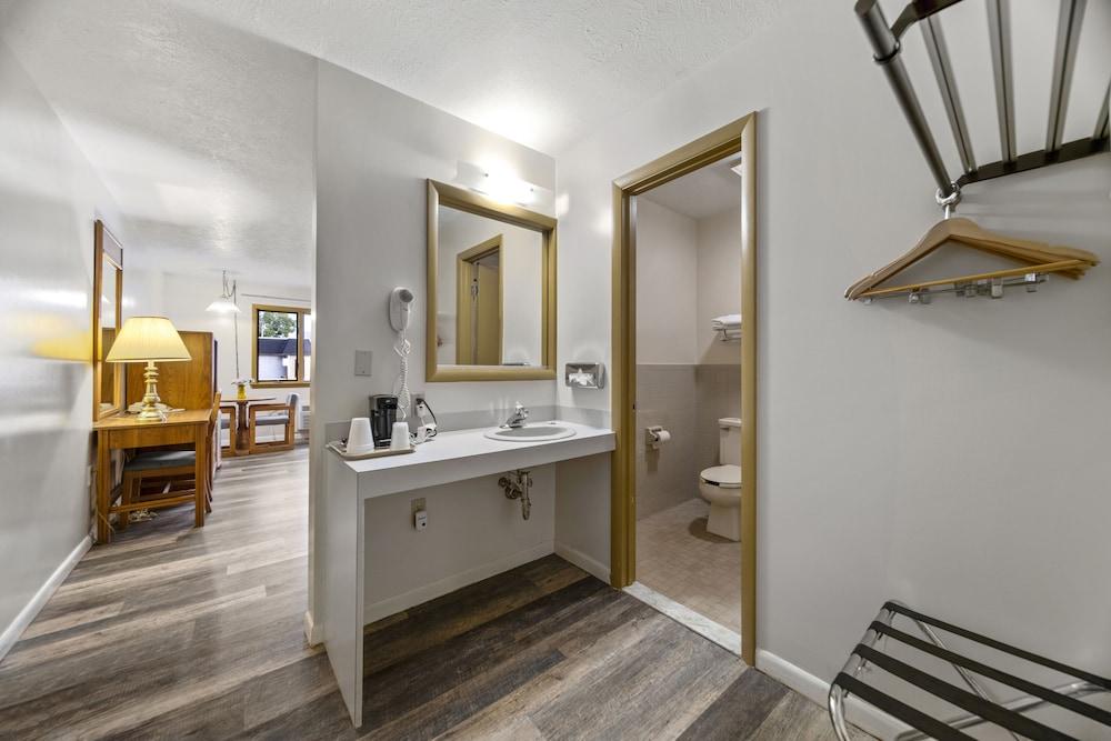 Executive Inn Cass City photo 45
