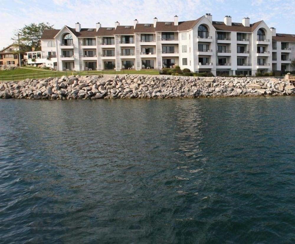 Edgewater Inn- Charlevoix — hotel in Charlevoix