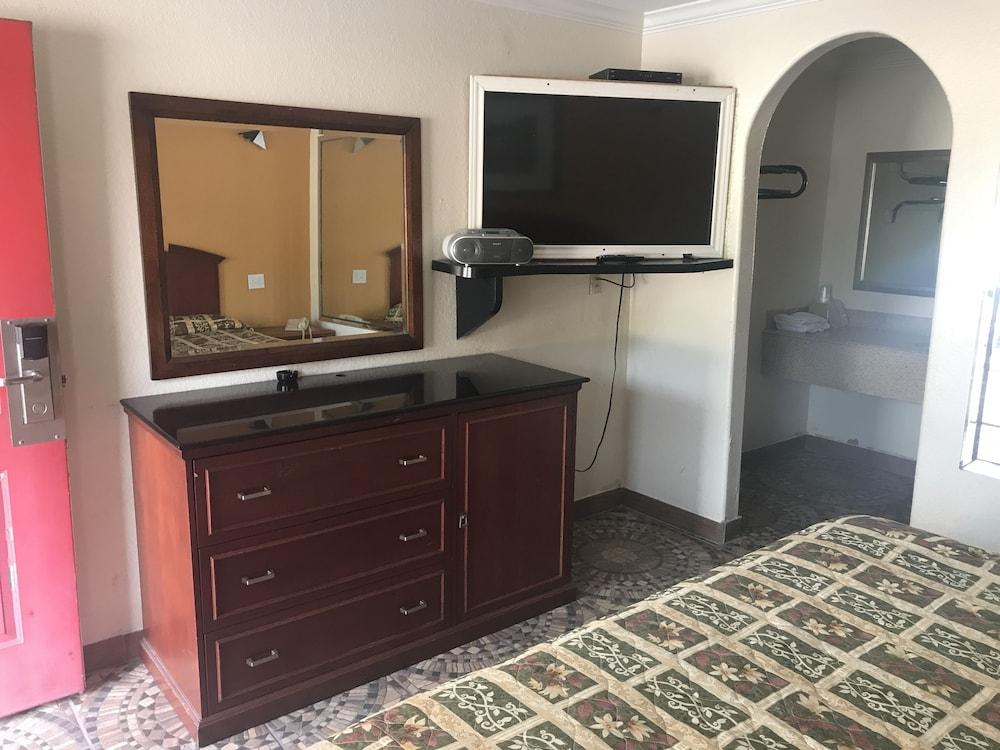 Regency Inn and Suites photo 13