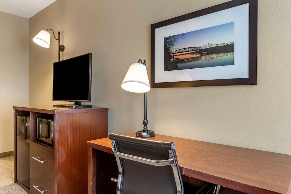 Comfort Inn Warrensburg Station photo 16