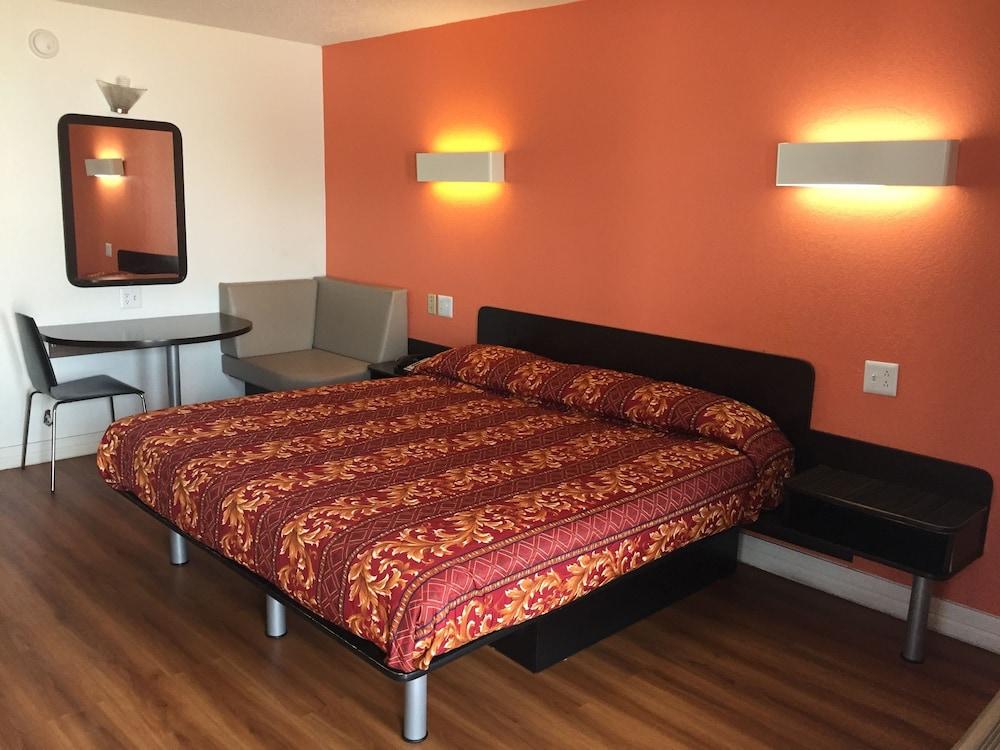 Motel 6 Houston, TX - East photo 5