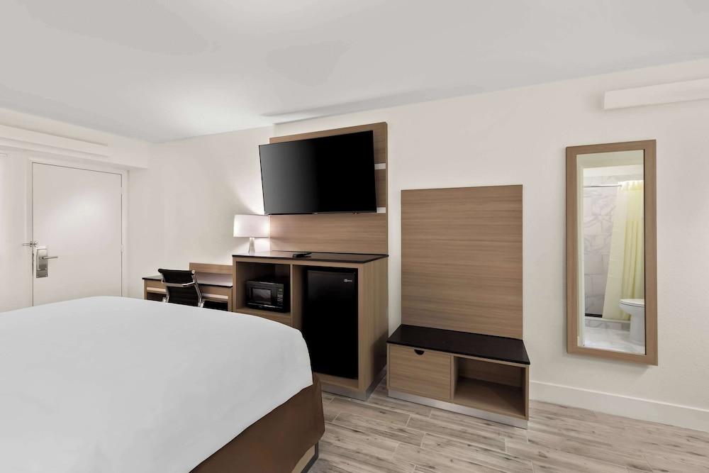 Clarion Pointe Kennesaw Town Center photo 37