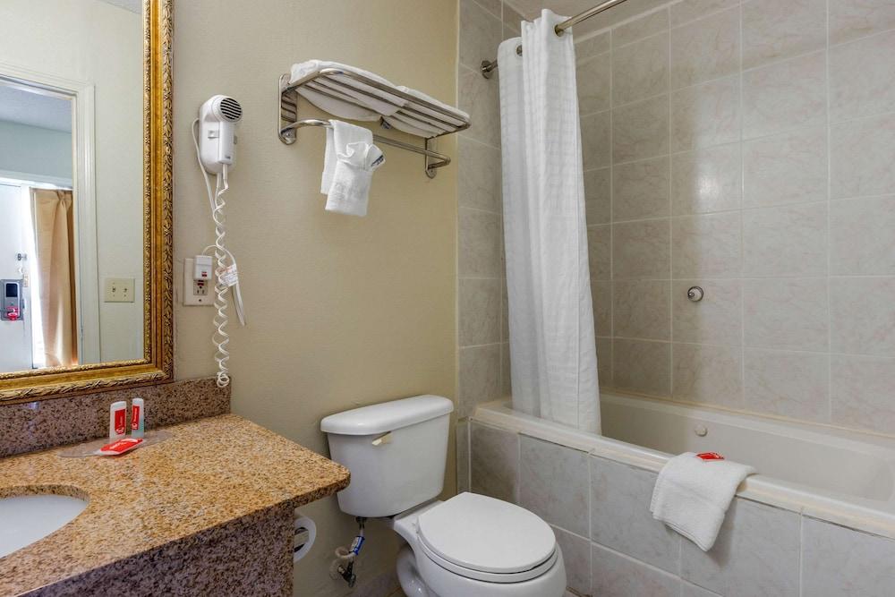 Econo Lodge Columbia Fort Jackson photo 24