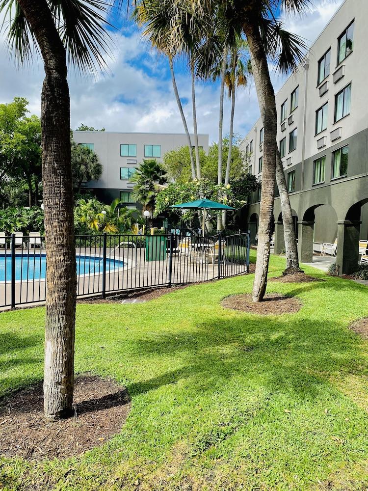 La Quinta Inn & Suites by Wyndham Ft Lauderdale Cypress Cr photo 24