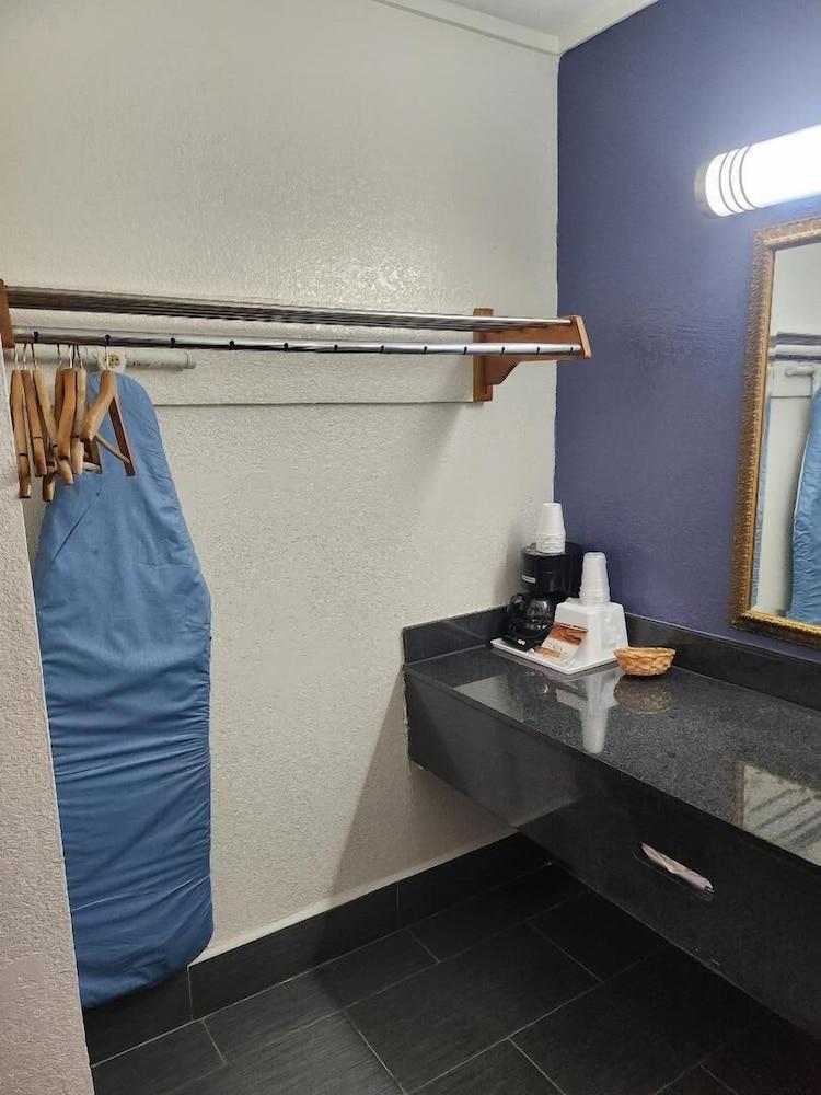 Americas Best Value Inn Forest photo 9