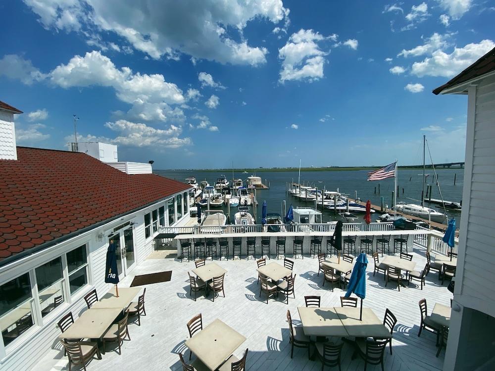 Tavern on the Bay Hotel & Marina photo 25