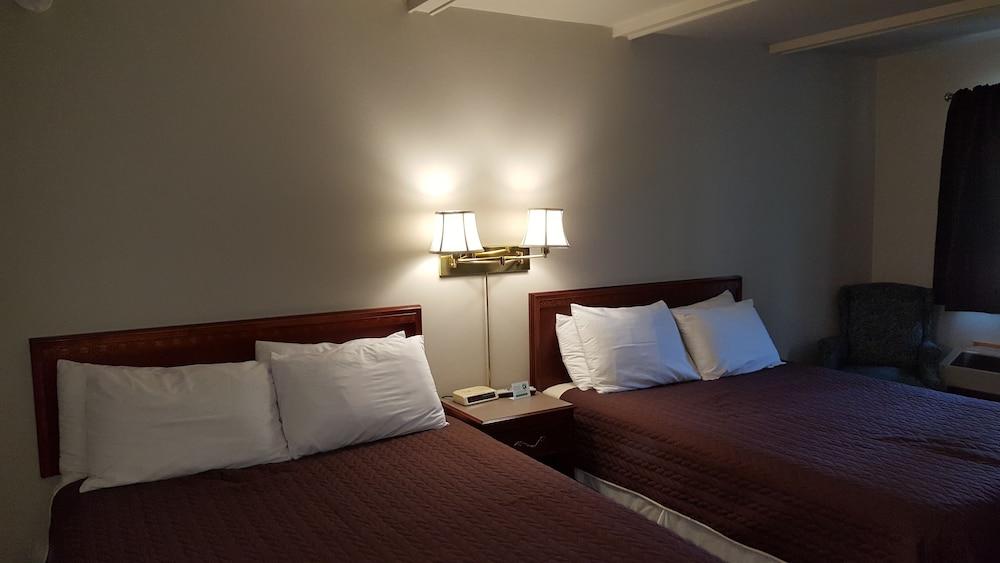 Captain's Quarters Motel photo 45