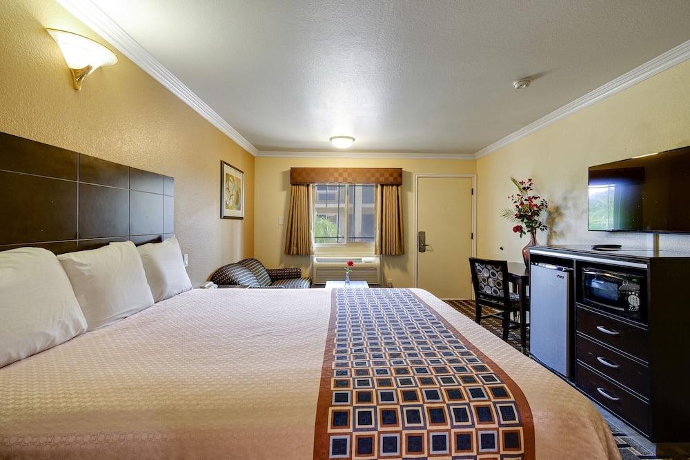Hacienda Inn photo 2