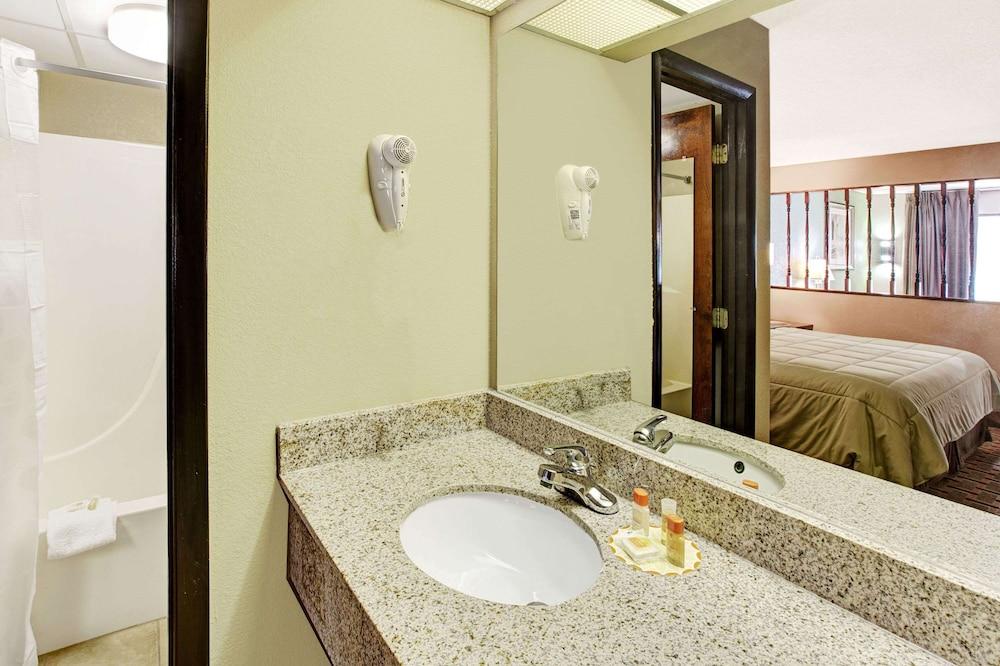 Days Inn by Wyndham Conover-Hickory photo 27