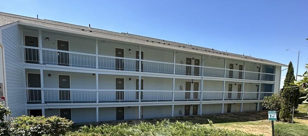 Sunnyside Inn & Suites photo 12
