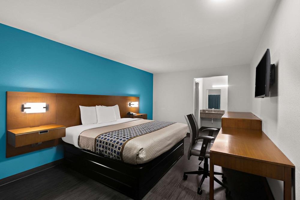Rodeway Inn Commerce photo 20