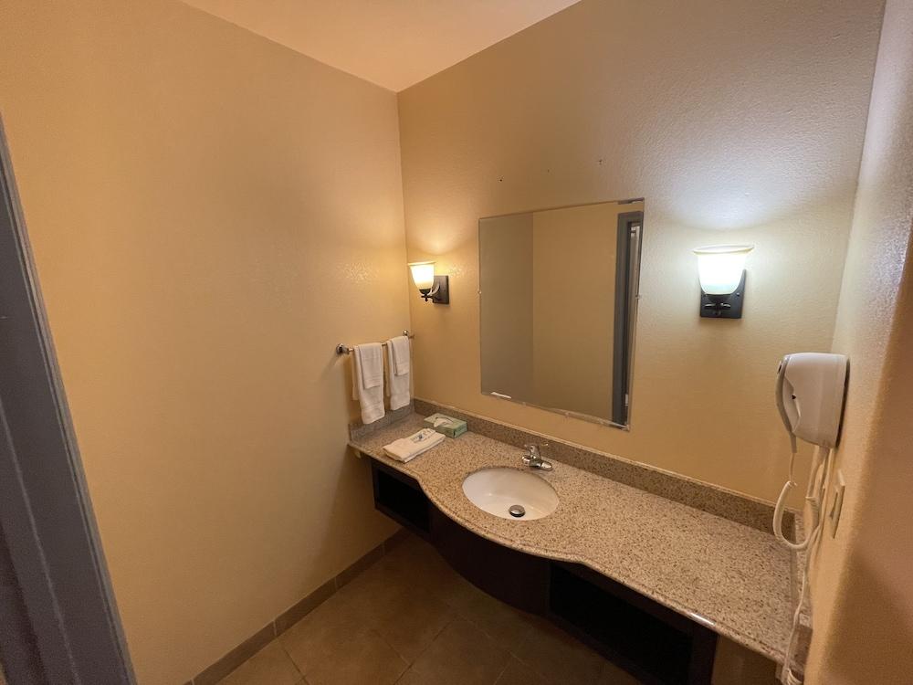 Sunbridge Inn and Suites photo 20