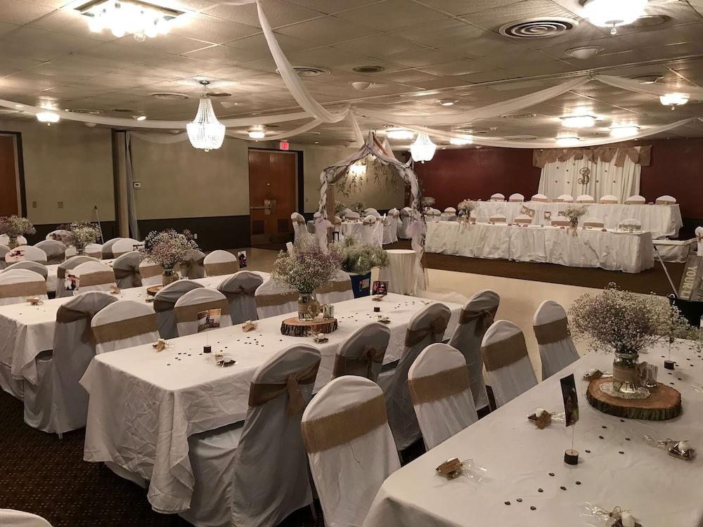Ramada by Wyndham Albert Lea photo 90