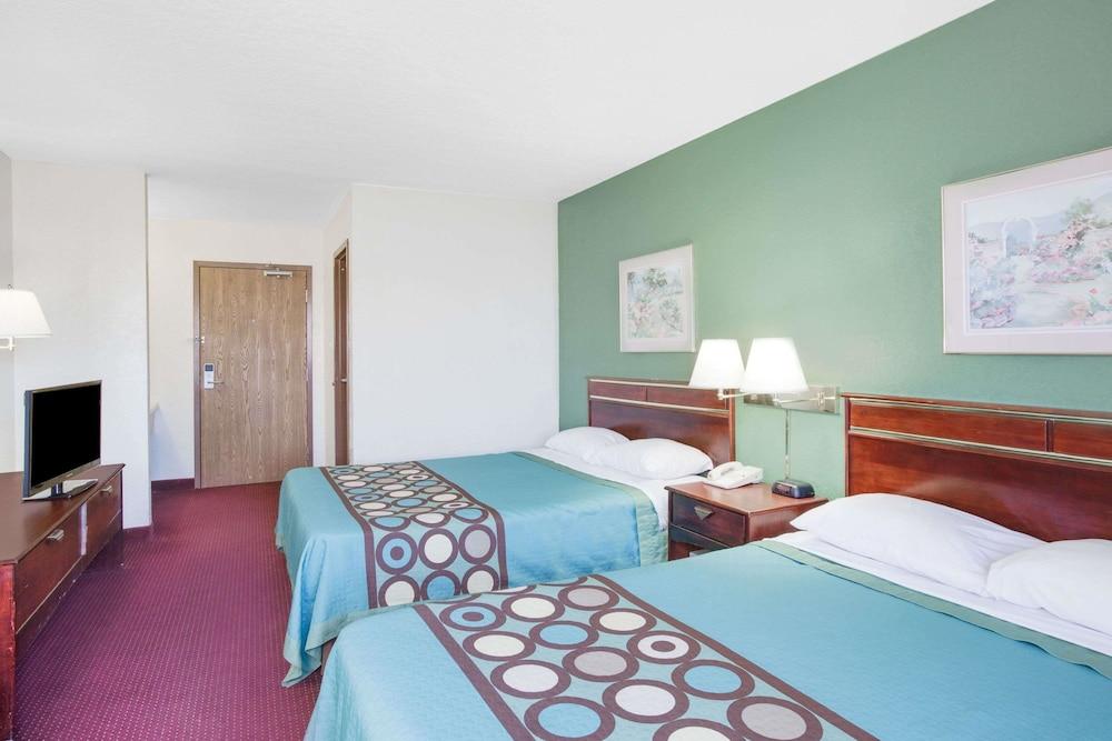 Super 8 by Wyndham Kennett photo 5