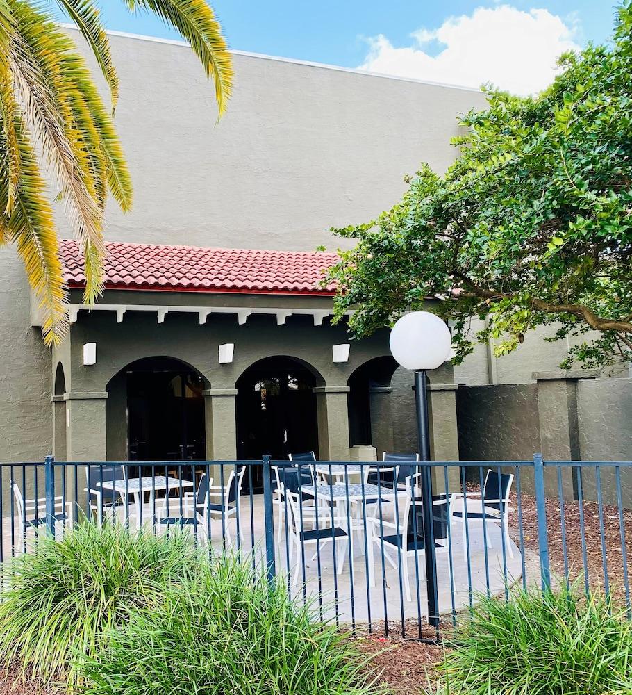 La Quinta Inn & Suites by Wyndham Ft Lauderdale Cypress Cr photo 14